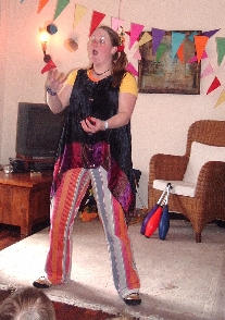 Clown Kiko aan het optreden in de huiskamer op het eerste kinderfeestje van Marleen uit Nijmegen in 2006